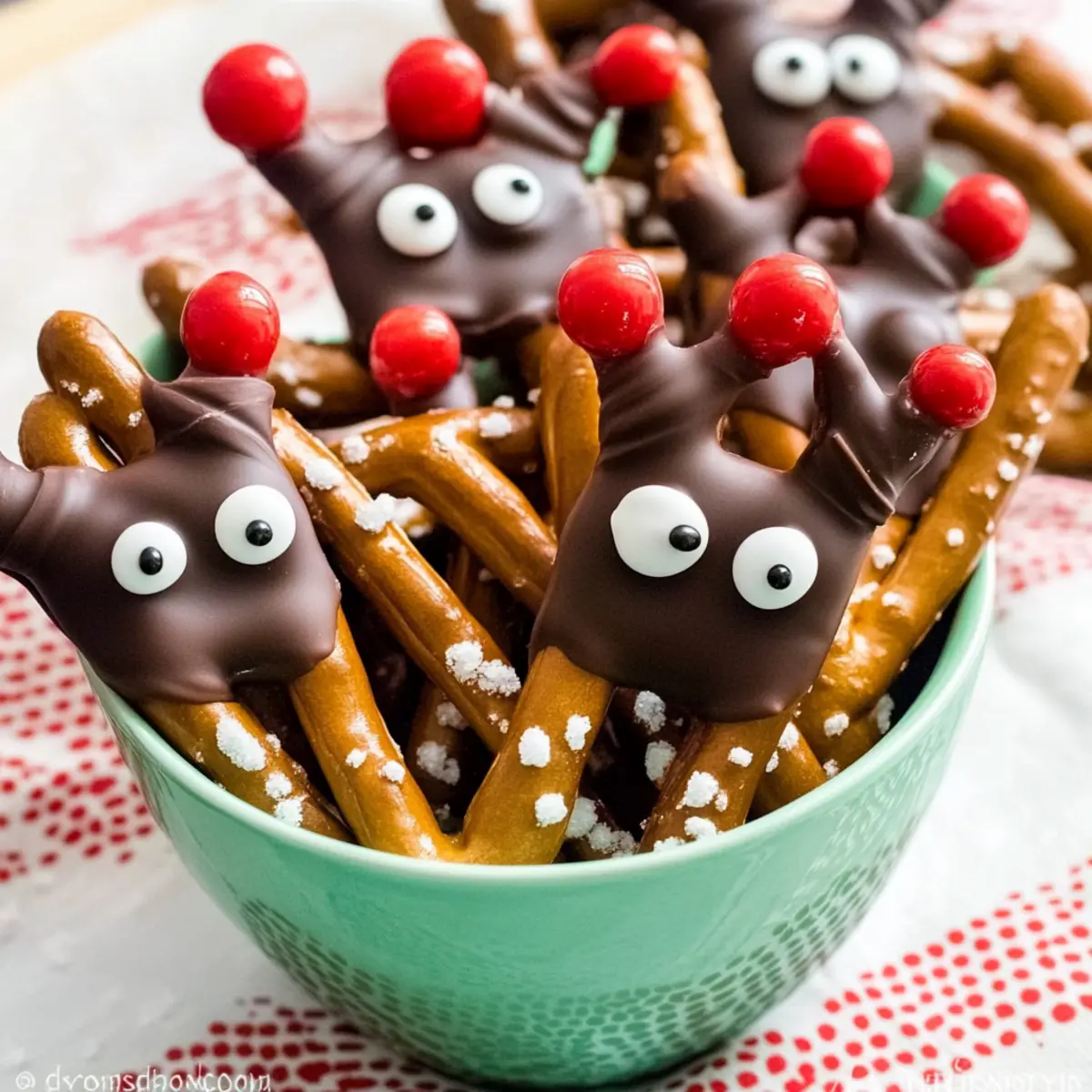 Delightful Reindeer Pretzels for Your Holiday Treats Tray 2 3b340dd5 8039 4cec 9296 d281db565c3abl dermoi